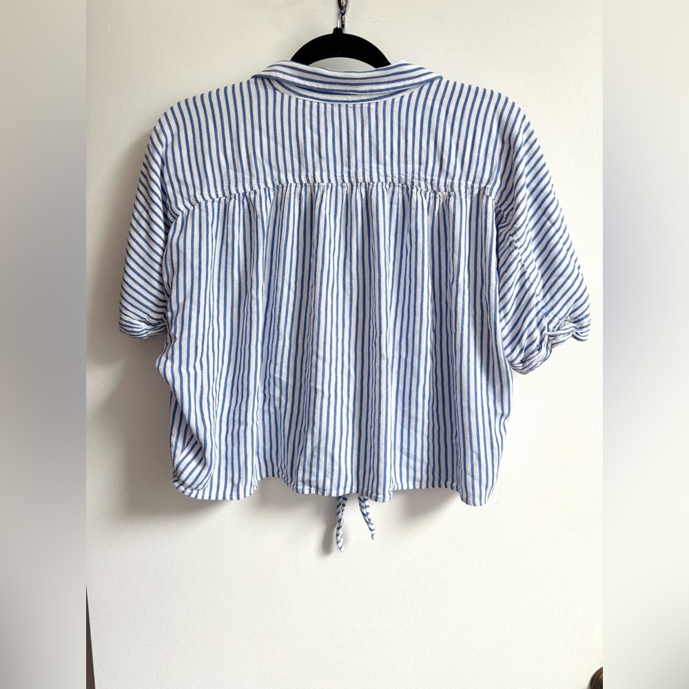 Suzy Shier Blue and White Cropped Button Down Shirt - Picture 6 of 7